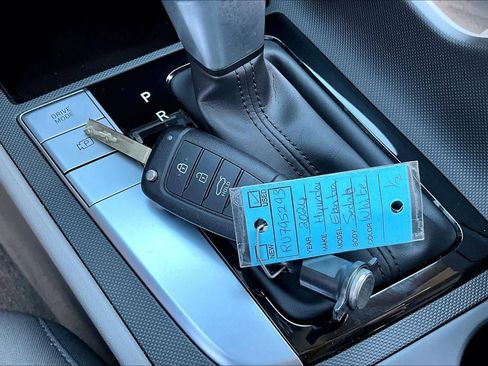 Used 2024 Hyundai Elantra SE FWD image 13