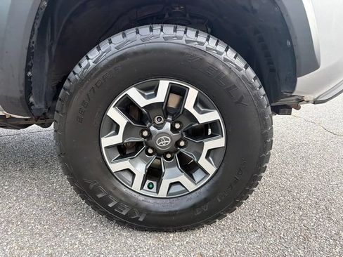 Used 2022 Toyota Tacoma TRD Off-Road w/ Technology Package AWD/4WD image 12