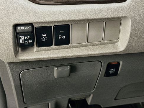 Used 2019 Toyota Sienna XLE w/ XLE Navigation Package AWD/4WD image 17