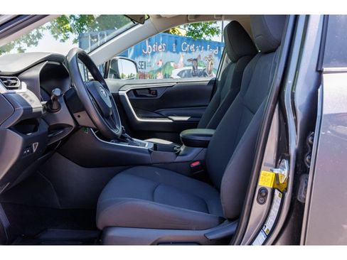 Used 2021 Toyota RAV4 LE AWD/4WD image 15