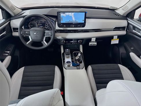 New 2026 Mitsubishi Outlander SE FWD image 3