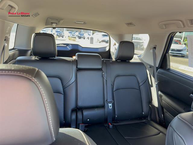 Used 2025 Nissan Pathfinder SL FWD image 17