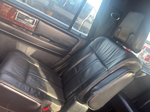 Used 2016 Lincoln Navigator Select image 12