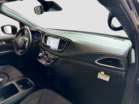 New 2026 Chrysler Pacifica Select image 32