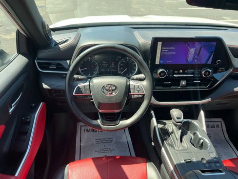 Used 2023 Toyota Highlander XSE FWD image 2
