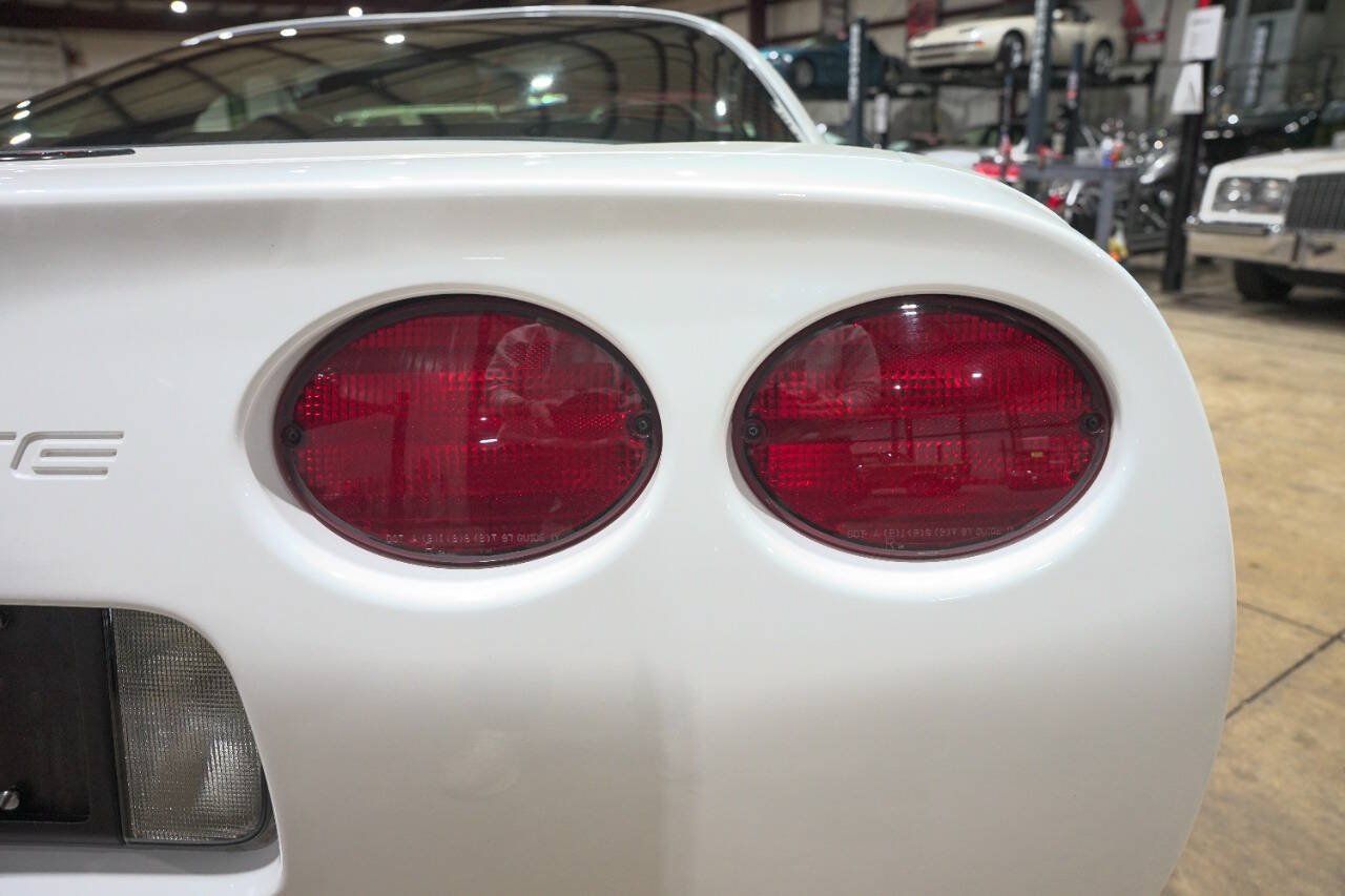 Used 1998 Chevrolet Corvette Coupe RWD image 37
