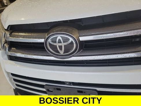 Used 2019 Toyota Highlander Limited Platinum FWD image 32