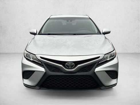 Used 2019 Toyota Camry SE image 2