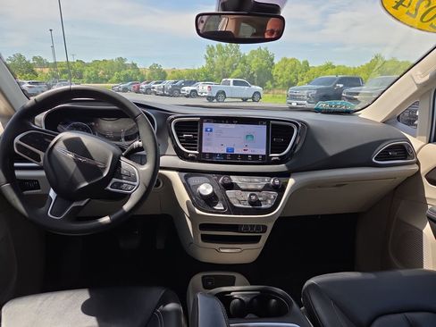 Used 2024 Chrysler Pacifica Touring-L FWD image 23