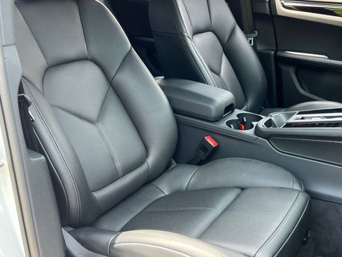 Certified 2025 Porsche Macan AWD/4WD image 14