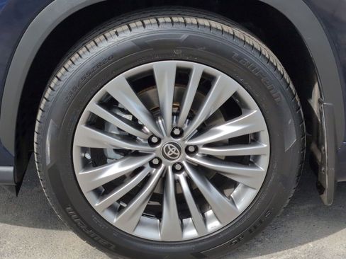 Used 2021 Toyota Highlander Platinum image 12