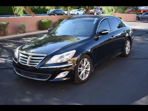 Used 2013 Hyundai Genesis 3.8 w/ Technology Pkg RWD image 3