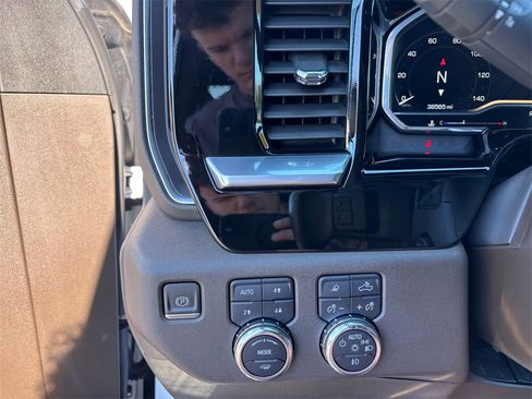 Certified 2023 GMC Sierra 1500 SLT image 24