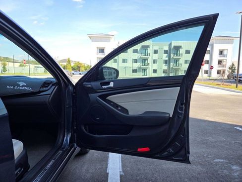 Used 2014 Kia Cadenza Premium w/ Technology Package image 31