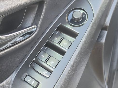 Used 2022 Chevrolet Trax LT w/ LT Convenience Package image 15