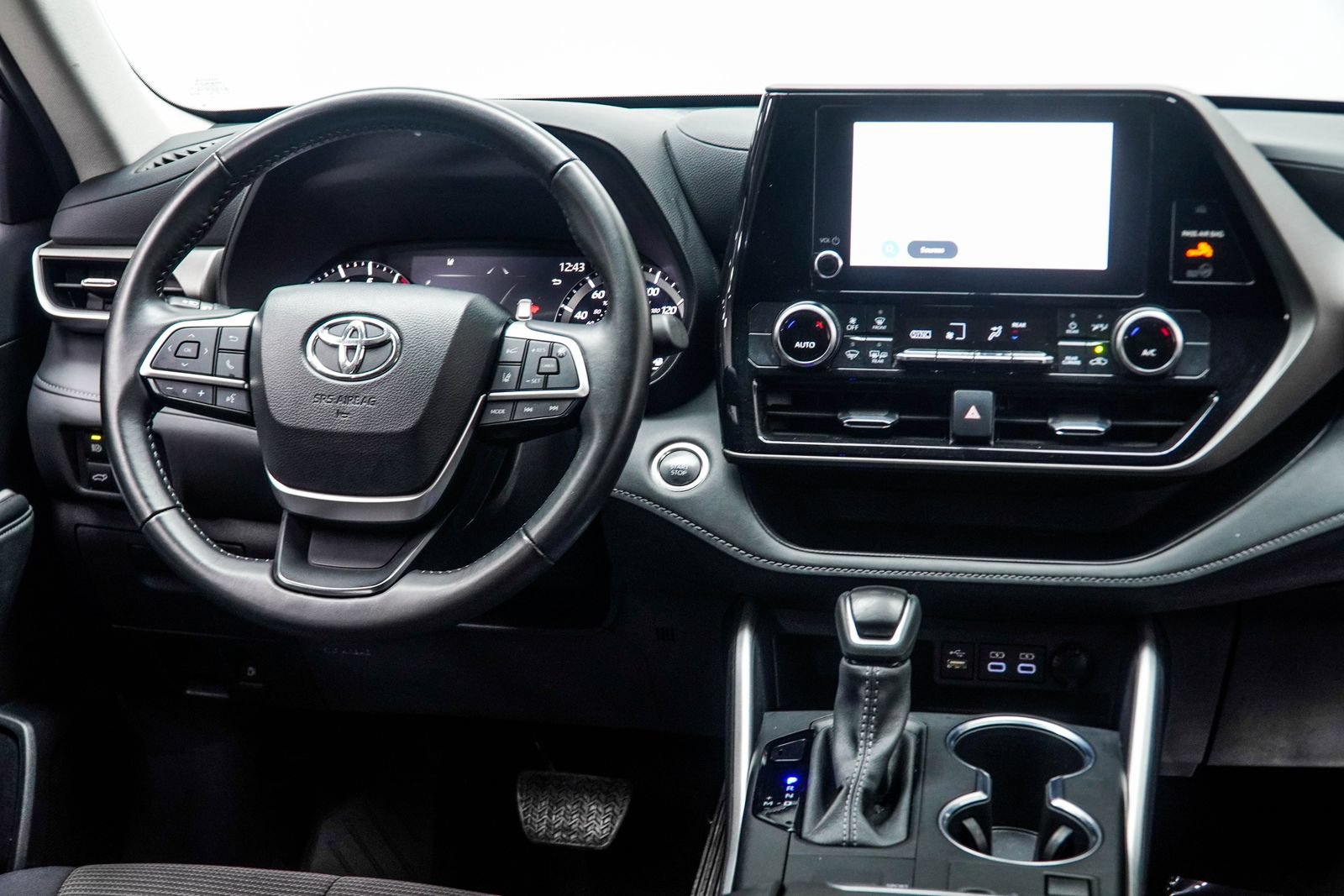 Used 2025 Toyota Highlander LE FWD image 19