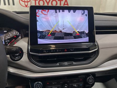 Used 2025 Jeep Compass Limited image 27