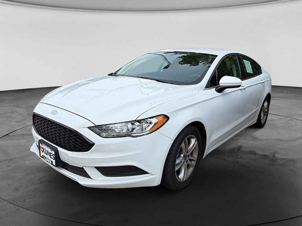 Used 2018 Ford Fusion SE w/ Fusion SE Technology Package FWD image 4