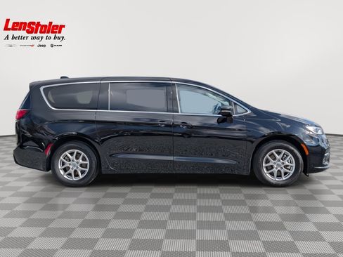 Used 2024 Chrysler Pacifica Touring-L image 6