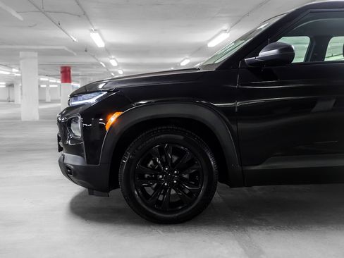 Used 2021 Chevrolet TrailBlazer LS w/ LPO, Blackout Package FWD image 15