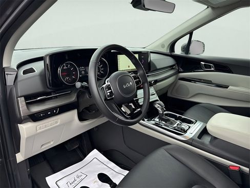 Used 2024 Kia Carnival EX image 18