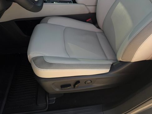Used 2025 Nissan Pathfinder SL FWD image 11