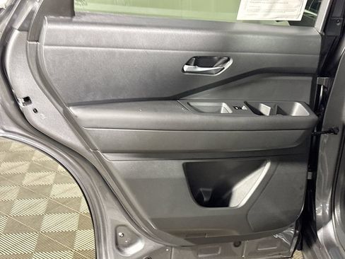 Used 2022 Nissan Pathfinder SV AWD/4WD image 18