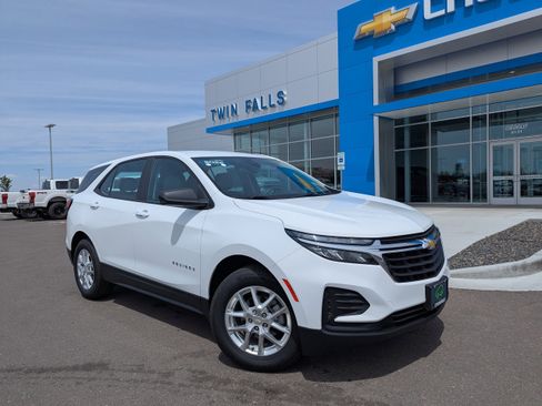 Certified 2022 Chevrolet Equinox LS w/ LPO, Floor Liner Package AWD/4WD image 1