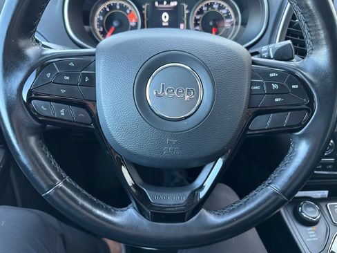 Used 2019 Jeep Cherokee Latitude Plus AWD/4WD image 3