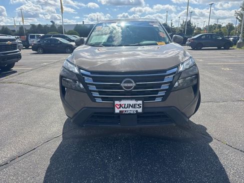 Used 2024 Nissan Rogue SV image 2