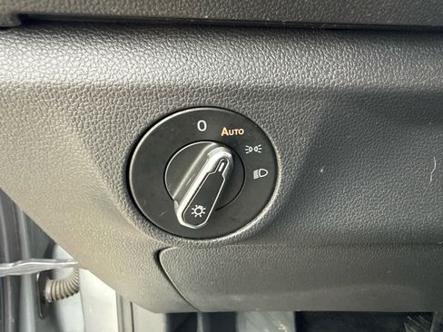 Used 2021 Volkswagen Jetta SE image 17