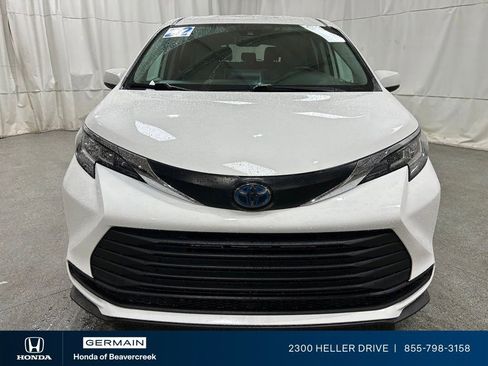 Used 2022 Toyota Sienna LE FWD image 3