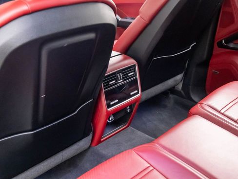 Certified 2023 Porsche Cayenne Platinum Edition image 17