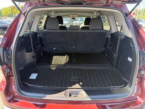 Used 2019 Toyota Highlander LE AWD/4WD image 11