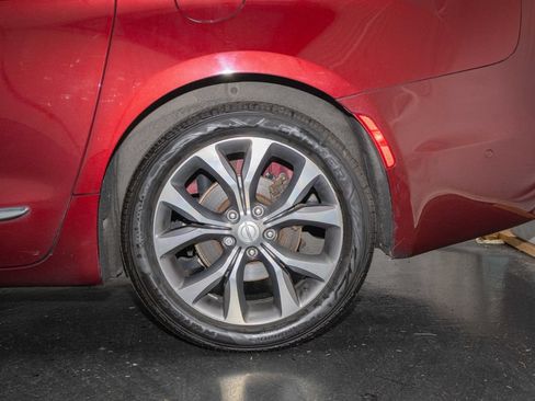 Used 2019 Chrysler Pacifica Limited w/ Tire & Wheel Group FWD image 6