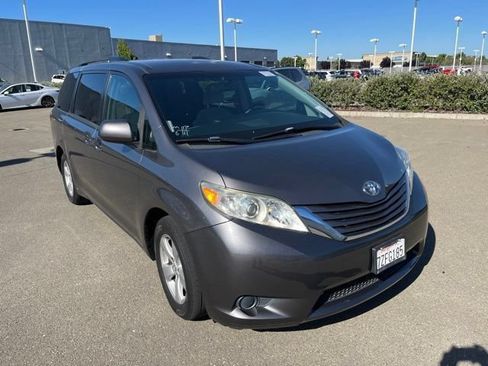 Used 2017 Toyota Sienna LE FWD image 3