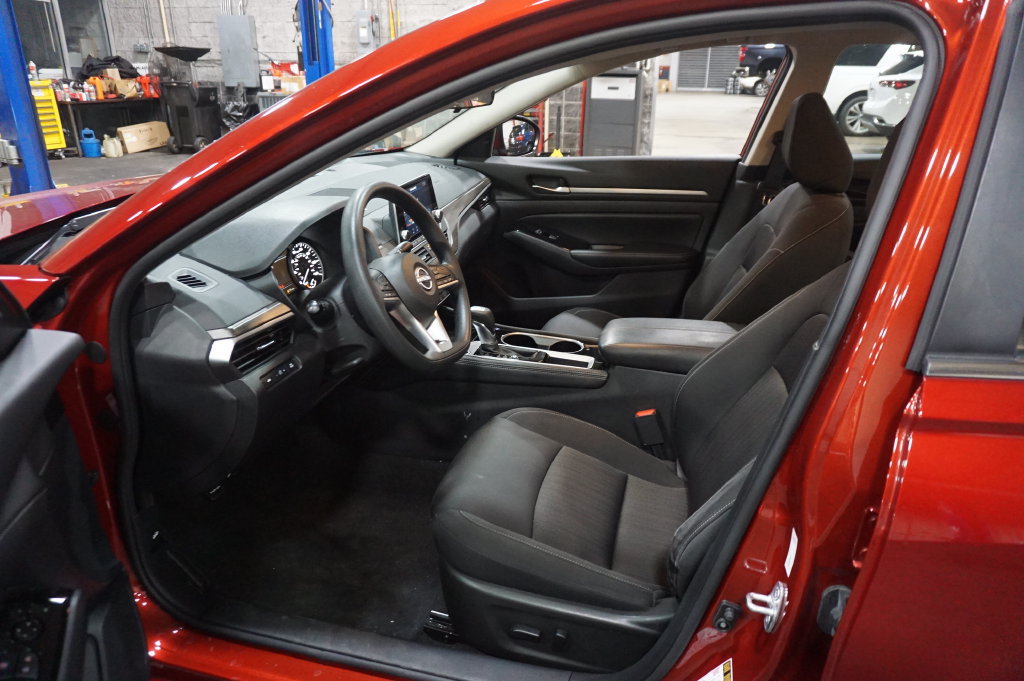 Used 2023 Nissan Altima 2.5 SV FWD image 2