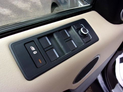 Used 2016 Land Rover Range Rover Sport HSE image 15