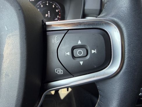 Used 2020 Volvo XC40 T5 Momentum AWD/4WD image 17