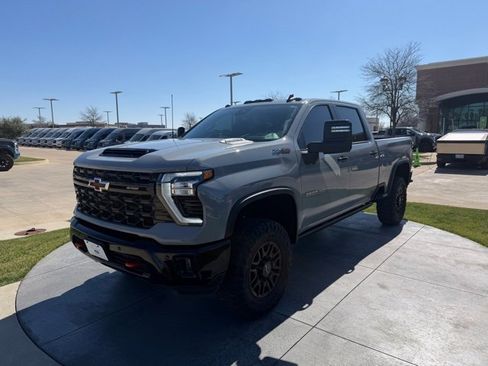 Used 2025 Chevrolet Silverado 2500 ZR2 w/ Technology Package image 3