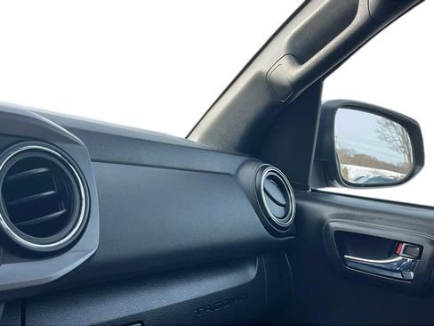 Used 2022 Toyota Tacoma TRD Off-Road image 18