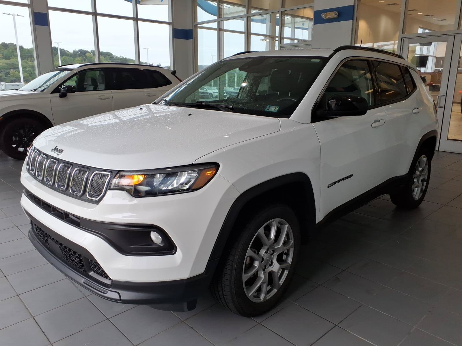 Used 2022 Jeep Compass Latitude w/ Sun and Sound Group AWD/4WD image 8