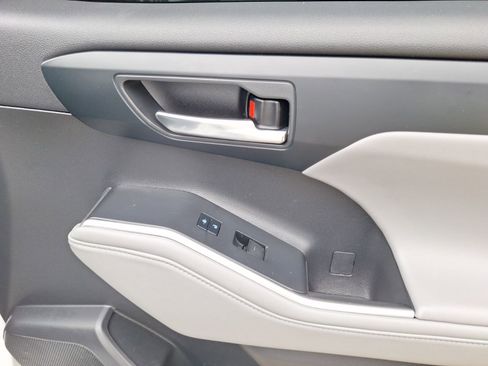 Used 2022 Toyota Highlander XLE image 36