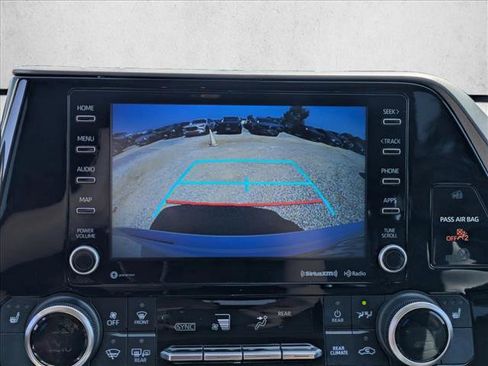 Used 2022 Toyota Highlander XLE AWD/4WD image 14