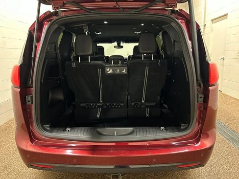 Used 2019 Chrysler Pacifica Touring-L Plus w/ S Appearance Package FWD image 15