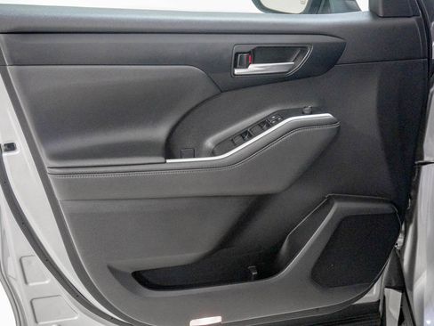 Used 2021 Toyota Highlander XLE image 17