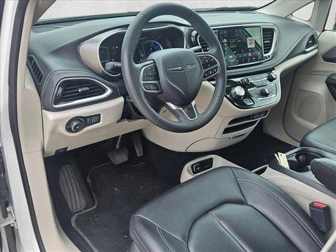 Used 2024 Chrysler Pacifica Limited FWD image 9