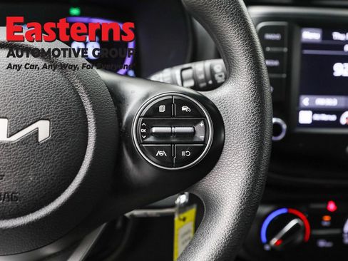 Used 2025 Kia Soul LX w/ LX Technology Package FWD image 16