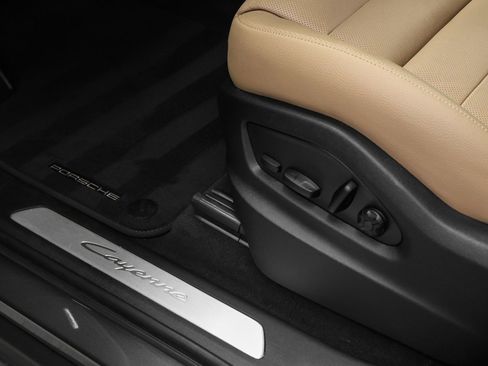 Certified 2025 Porsche Cayenne image 26