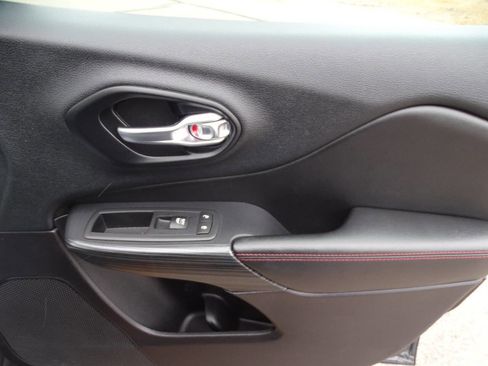 Used 2016 Jeep Cherokee Trailhawk w/ Cold Weather Group image 39